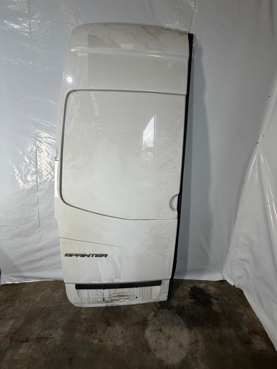 Mercedes Benz sprinter links achter deur