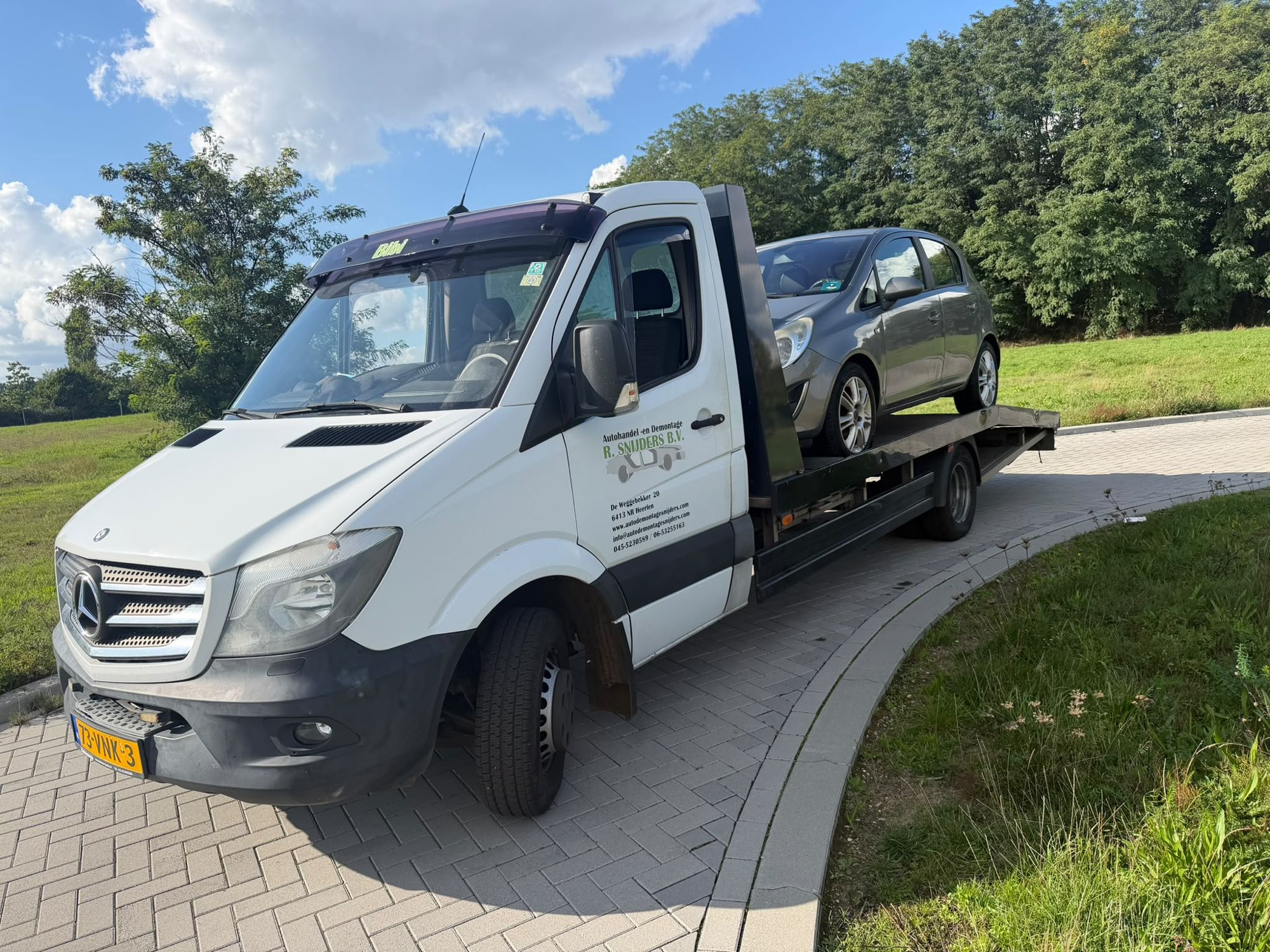 Takelwagen van Snijders met een opgehaalde auto